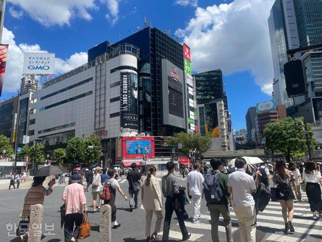 8월 25일 도쿄 시부야 한복판에서 시민들이 길을 건너고 있다. 도쿄=오지혜 기자