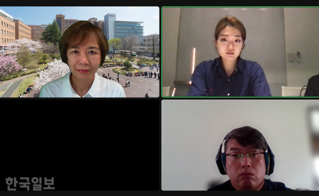 마나미 후지쿠라(왼쪽 상단) 일본 냄새향기협회 부회장과 협회 관계자(오른쪽 아래)가 8월 22일 한국일보와 화상 인터뷰를 진행하고 있다. 오지혜 기자