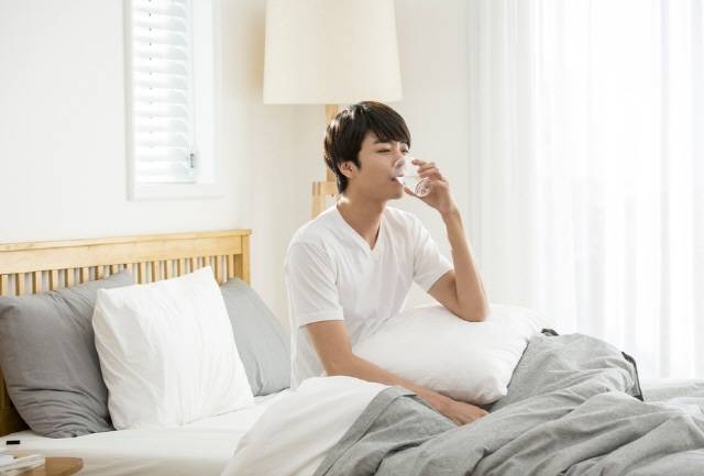 일어나자마자 공복에 물을 마시면 소화도 잘 되고 속이 편해진다./사진=클립아트코리아