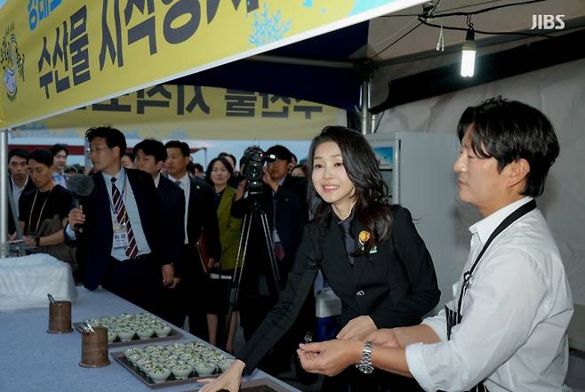 오늘(6일) 서귀포시 은갈치 축제에 참석한 김건희 여사가 수산물 소비를 독려하는 모습 (사진, 대통령실)