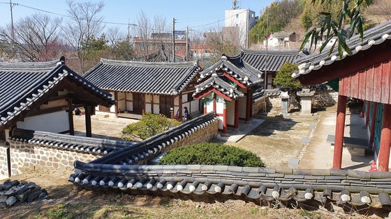 금강 하류에 위치한 황산서원 내부 모습. 노론의 영수 송시열이 소론에 맞선 곳이다. [사진 김정탁]