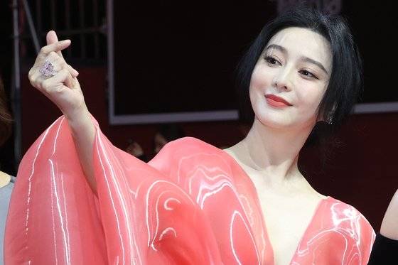 중국 배우 판빙빙이 5일 주연 영화 '녹야' 상영 전날 오후 부산 해운대구 영화의전당에서 열린 부산국제영화제(BIFF) 개막식 레드카펫 행사에 참석하고 있다. 연합뉴스