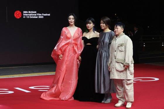 영화 '녹야'의 배우 등이 4일 오후 부산 해운대구 영화의전당에서 열린 부산국제영화제(BIFF) 개막식 레드카펫 행사에 참석하고 있다.