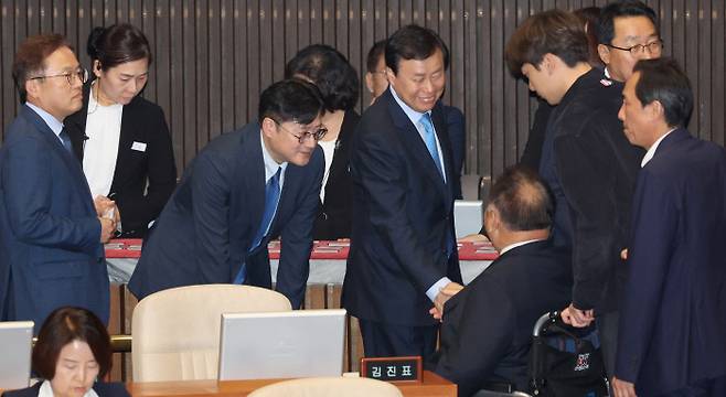 홍익표 더불어민주당 원내대표가 6일 국회 본회의에서 이균용 대법원장 후보자 임명동의안 투표 후 같은 당 이상민 의원 등과 인사하고 있다. 연합뉴스