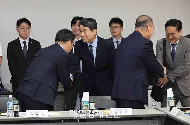 이주호 부총리 겸 교육부 장관이 6일 오전 서울 여의도 한국교육시설안전원에서 열린 국립대학 총장 간담회에서  참석한 총장들과 인사후 발언하고 있다. 2023.10.6[이충우기자]