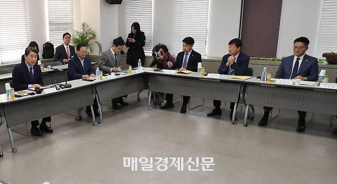 이주호 부총리 겸 교육부 장관이 6일 오전 서울 여의도 한국교육시설안전원에서 열린 국립대학 총장 간담회에서  참석한 총장들과 인사후 발언하고 있다. 2023.10.6[이충우기자]