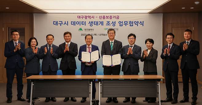 5일 대구시 대구시청 산격청사에서 열린 ‘데이터 생태계 조성을 위한 업무협약’에 참석한 최원목(왼쪽에서 여섯 번째) 신용보증기금 이사장과 홍준표(왼쪽에서 다섯 번째) 대구시장 및 관계자들이 기념촬영을 하고 있다.