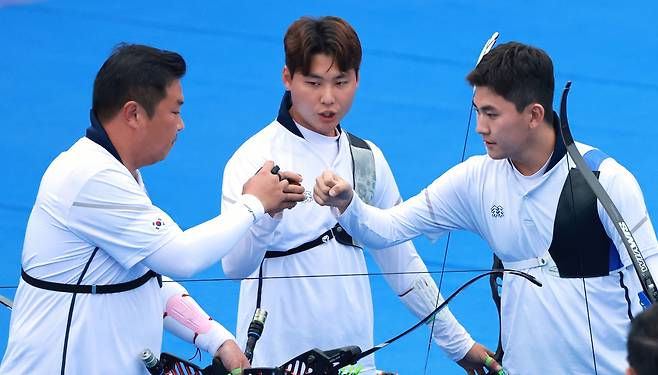 6일 중국 항저우 푸양 인후 스포츠센터에서 열린 2022 항저우 아시안게임 양궁 리커브 남자 단체전 결승, 인도와의 경기에서 오진혁, 이우석, 김제덕이 서로를 격려하고 있다. 연합뉴스