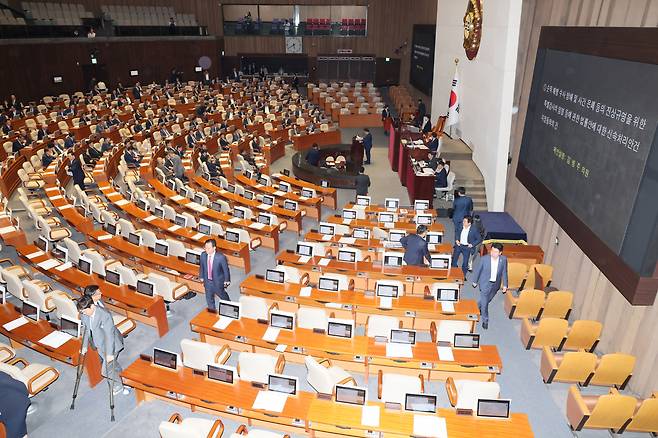 6일 국회 본회의에서 채상병 특검법 패스트트랙 표결 전 여당 의원들이 퇴장하고 있다. [연합]