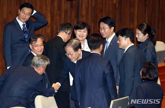 [서울=뉴시스] 조성봉 기자 = 이재명 더불어민주당 대표가 6일 오후 서울 여의도 국회 본회의장에서 열린 제410회국회(정기회) 제9차 본회의에서 동료 의원들과 악수를 하고 있다. 2023.10.06. suncho21@newsis.com