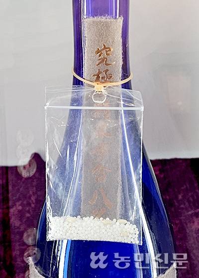 마케팅 차원에서 정미한 양조용 쌀을 붙여놓은 사케.
