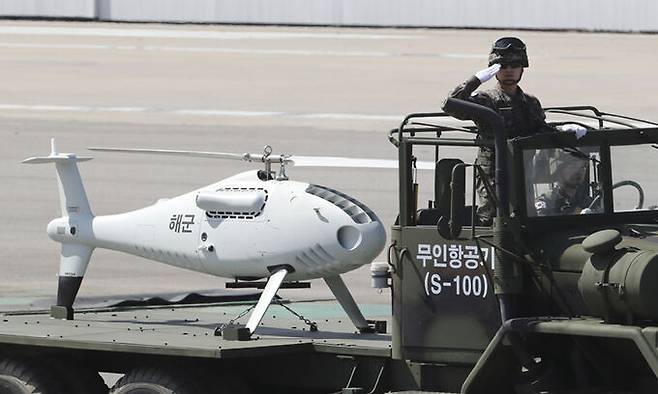 지난 9월 22일 경기 성남 서울공항에서 열린 건군 75주년 국군의 날 미디어데이에서 해군 S-100무인기가&nbsp;분열하고 있다. 성남=뉴시스