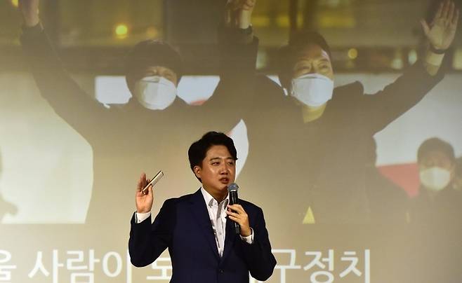 이준석 전 국민의힘 대표가 지난달 12일 오후 경북 경산시 대구대학교 웅지관에서 ‘대한민국 미래·청년 그리고 정치’를 주제로 학생들에게 특강을 하고 있다. 경산=뉴시스