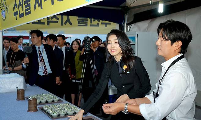 김건희 여사가 6일 오후 제주 서귀포항에서 열린 제4회 서귀포 은갈치 축제 개막식에 참석해 강레오 쉐프와 함께 시민들에게 시식용 은갈치회를 나눠주고 있다. 대통령실 제공