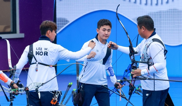 ‘금메달 가보자!’ - 이우석(왼쪽), 김제덕(가운데), 오진혁이 6일 중국 항저우 푸양 인후 스포츠센터에서 열린 2022 항저우아시안게임 양궁 리커브 남자 단체전 결승, 인도와의 경기에서 서로 격려하고 있다. 2023.10.6 항저우 연합뉴스