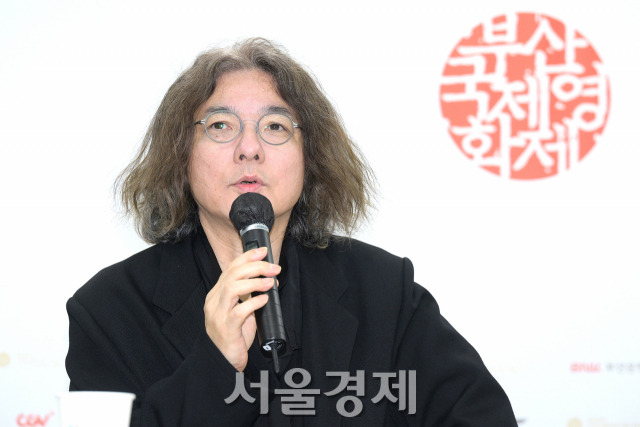 이와이 슌지 감독이 6일 오후 부산 해운대구 KNN시어터에서 진행된 영화 ‘키리에의 노래’(감독 이와이 슌지) 기자간담회에서 소감을 말하고 있다. 김규빈 기자