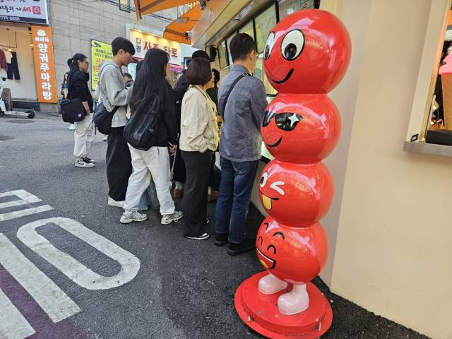 6일 오후 서울 마포구 홍대입구역 인근 탕후루 가게에 손님들이 줄지어 서있다. 정유민 기자