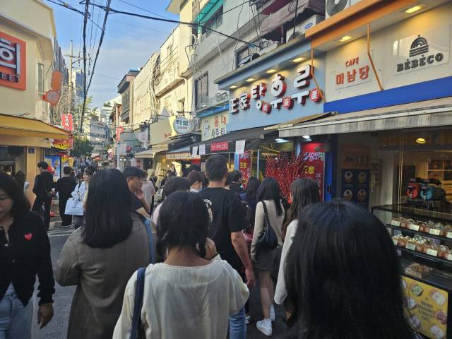 6일 오후 서울 마포구 홍대입구역 인근 탕후루 가게에 손님들이 줄지어 서있다. 정유민 기자