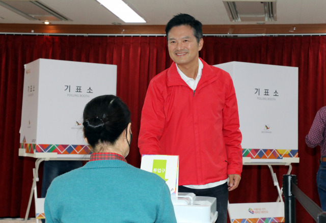 김태우 국민의힘 후보가 6일 오후 강서구 발산1동주민센터에 마련된 발산제1사전투표소에서 투표하고 있다. 연합뉴스