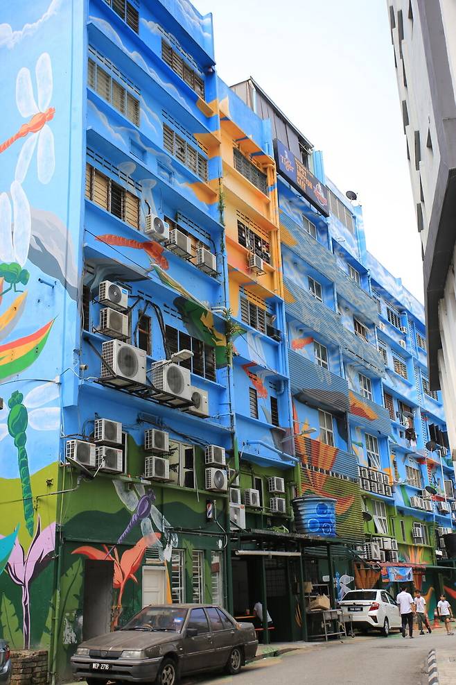 잘란 알로 뒷골목이 쨍한 벽화로 화사해졌다