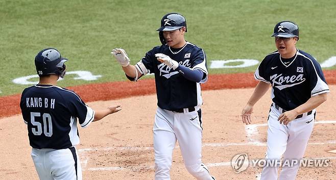 김주원 '결승이다!' (사오싱[중국]=연합뉴스) 김인철 기자 = 6일 중국 저장성 항저우 인근 사오싱 야구·소프트볼 스포츠센터 제1구장에서 열린 2022 항저우 아시안게임 야구 슈퍼라운드 2차전 한국과 중국의 경기. 2회초 무사 1루 한국 김주원이 우월 투런 홈런을 치고 강백호와 하이파이브를 하고 있다. 2023.10.6 yatoya@yna.co.kr