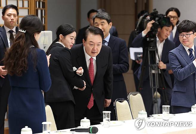 선생님 이름 확인하는 윤석열 대통령 (서울=연합뉴스) 진성철 기자 = 윤석열 대통령이 6일 서울 용산 대통령실 청사에서 열린 '교권 보호 4법 계기 현장 교원과의 대화'에서 참석 교사들과 악수하며 이름을 확인하고 있다.  2023.10.6 zjin@yna.co.kr