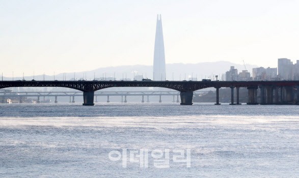 서울  한강에 물안개가 피어오르고 있다.(사진=방인권 기자)