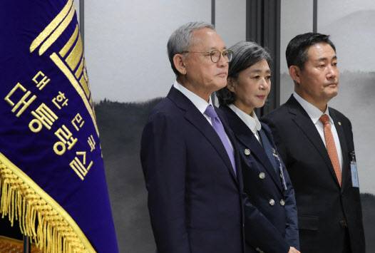 신임 문화체육관광부 장관으로 지명된 유인촌 대통령실 문화체육특별보좌관(왼쪽부터), 신임 여성가족부 장관으로 지명된 김행 전 국민의힘 비상대책위원, 신임 국방부 장관으로 지명된 신원식 국민의힘 의원이 지난달 13일 서울 용산 대통령실 청사에서 김대기 비서실장의 인사 발표 관련 브리핑을 듣고 있다. (사진=뉴시스)
