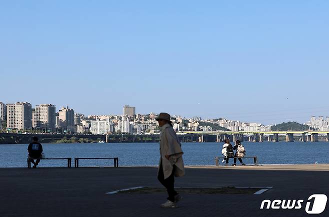 5일 오후 서울 서초구 반포한강공원을 찾은 시민들이 가을 날씨를 만끽하고 있다. 2023.10.5/뉴스1 ⓒ News1 구윤성 기자