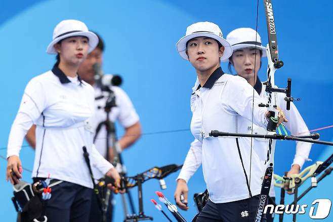 양궁 리커브 여자 개인전에서 우승을 다투는 임시현(왼쪽)과 안산(가운데), /뉴스1 ⓒ News1 유승관 기자