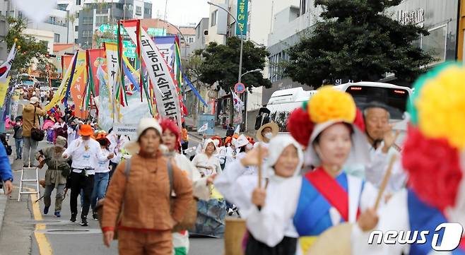 지난해 10월8일 오후 제주시 중앙로 일대에서 제61회 탐라문화제 거리 퍼레이드가 펼쳐지고 있다.2022.10.8/뉴스1 ⓒ News1 고동명 기자