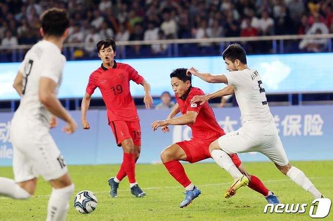 4일 오후 중국 항저우 황룽 스포츠센터 스타디움에서 열린 2022 항저우 아시안게임 남자 축구 대한민국과 우즈베키스탄의 4강전에서 대한민국 조영욱이 공을 쫓고 있다. 2023.10.4/뉴스1 ⓒ News1 민경석 기자