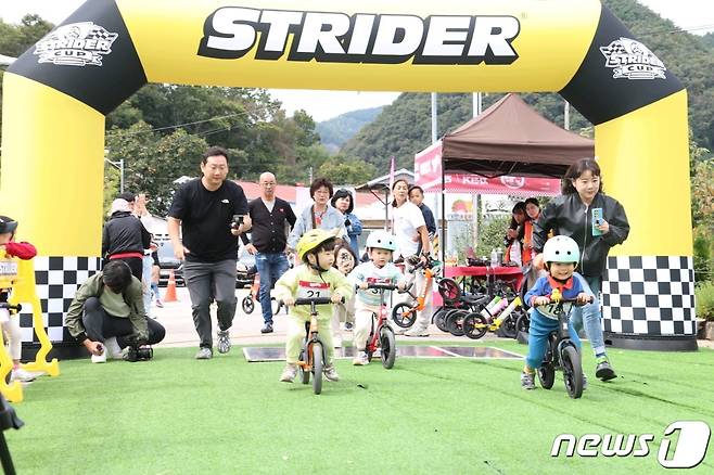 7일 충북 보은에서 열린 '1회 휠러스 페스티벌' 행사장을 찾은 가족단위 나들이객들이 즐거운 시간을 보내고 있다. (보은군 제공) /뉴스1