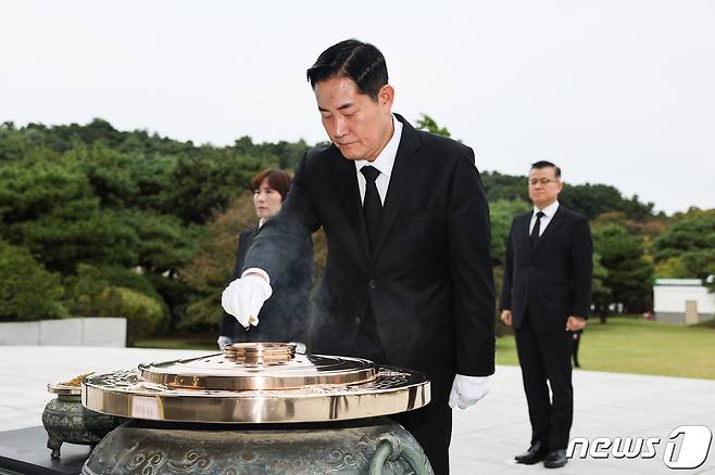 신원식 신임 국방부 장관이 7일 서울 동작구 국립서울현충원 현충탑에서 분향을 하고 있다. (국방부 제공) 2023.10.7/뉴스1