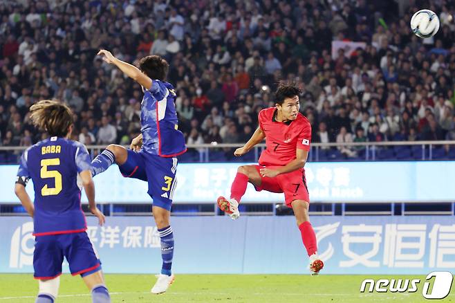 7일 오후 중국 항저우 황룽 스포츠센터 스타디움에서 열린 2022 항저우 아시안게임 남자 축구 대한민국과 일본의 결승전에서 대한민국 정우영이 만회골을 터뜨리고 있다. 2023.10.7/뉴스1 ⓒ News1 민경석 기자