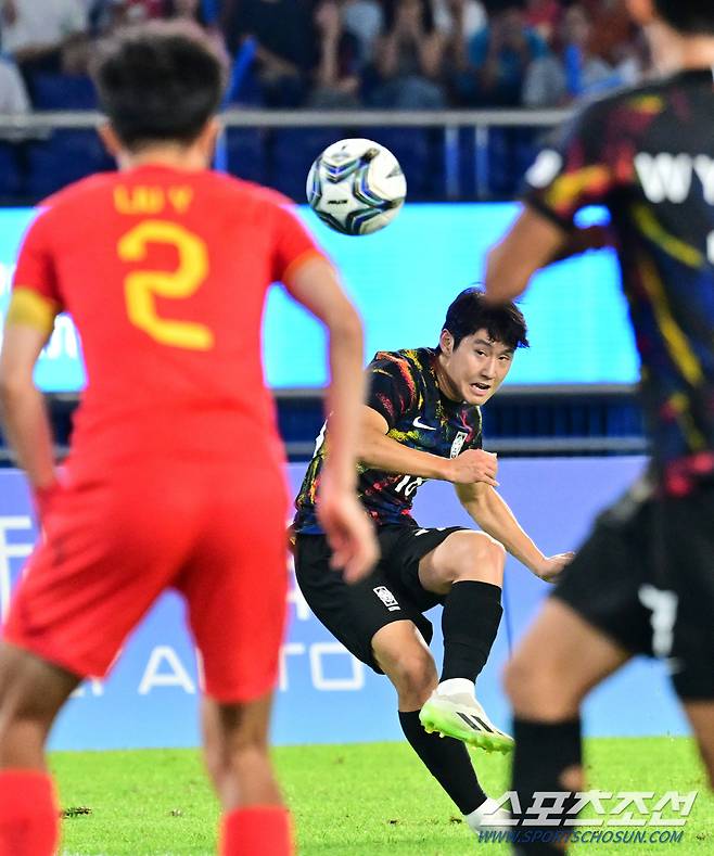 남자 축구대표팀이 1일 오후 중국 항저우 황룽스포츠센터에서 항저우아시안게임 중국과 8강 경기를 펼쳤다. 프리킥을 차고 있는 이강인. 항저우(중국)=송정헌 기자songs@sportschosun.com/2023.10.01/