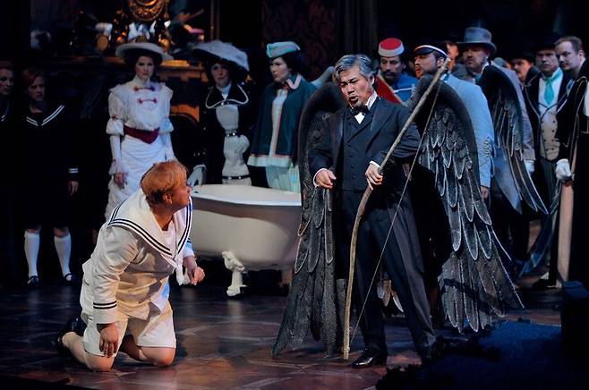 2009년 독일 바이로이트 페스티벌에서 오페라 ‘파르지팔’의 구르네만즈를 연기하는 연광철./조선일보 DB