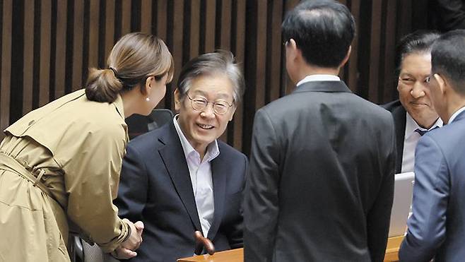 국회 본회의장 복귀 후 함박웃음 - 이재명 더불어민주당 대표가 24일간의 단식을 끝낸 뒤 처음으로 6일 국회 본회의장을 찾아 동료 의원들과 인사를 나누고 있다. 이 대표는 고(故) 채수근 상병 관련 특검법 패스트트랙 지정 표결에 참석하려고 국회를 찾았다. /연합뉴스