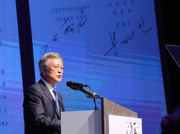 문재인 전 대통령이 지난달 19일 서울 영등포구 63빌딩에서 열린 9·19 평양공동선언 5주년 기념식에서 인사말을 하고 있다. /뉴시스