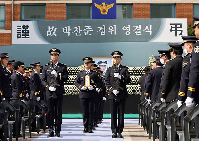 7일 오전 경기 부천 원미경찰서에서 고 박찬준(35) 경위 영결식이 열리고 있다. 박 경위는 지난 3일 오전 5시 20분쯤 부천 원미산 정상 팔각정에서 화재 현장을 조사하던 중 추락해 숨졌다./연합뉴스