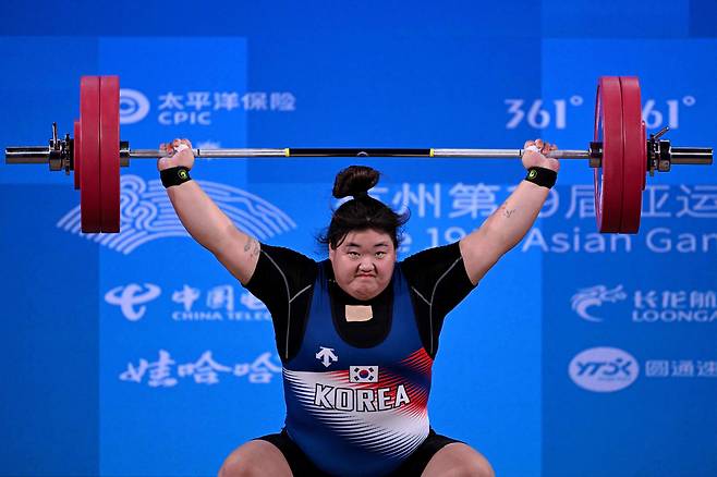 항저우 아시안게임에서 바벨을 드는 박혜정. / AFP 연합뉴스