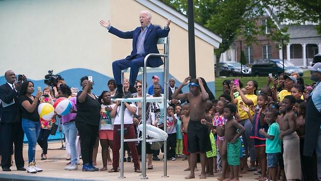 조 바이든 대통령이 과거 자신이 수중 안전요원으로 일했던 수영장을 다시 방문해 기뻐하는 모습. 백악관 홈페이지