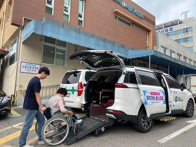 고양시 맞춤형 방문의료 '찾아가는 홈스피탈' 차량을 고양시민이 이용하고 있다. /고양시 제공