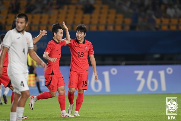 엄원상(왼쪽), 이강인(이상 아시안게임 대표팀). 대한축구협회 제공