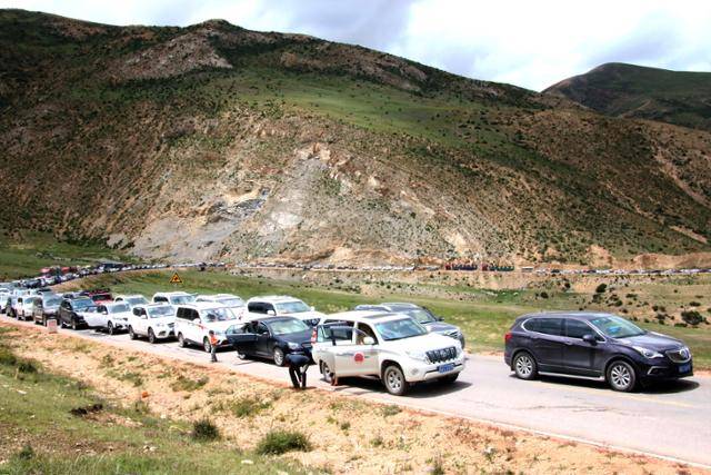 방다초원을 넘어가는 능선의 차량 정체. ⓒ최종명