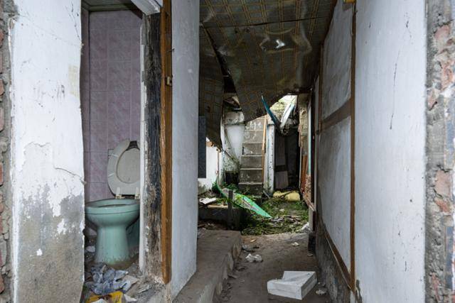 현재에도 대문 양 옆에 변소와 문간방이 있고 내부로 작은 안마당을 유지하고 있는 주택의 모습. 이한호 기자