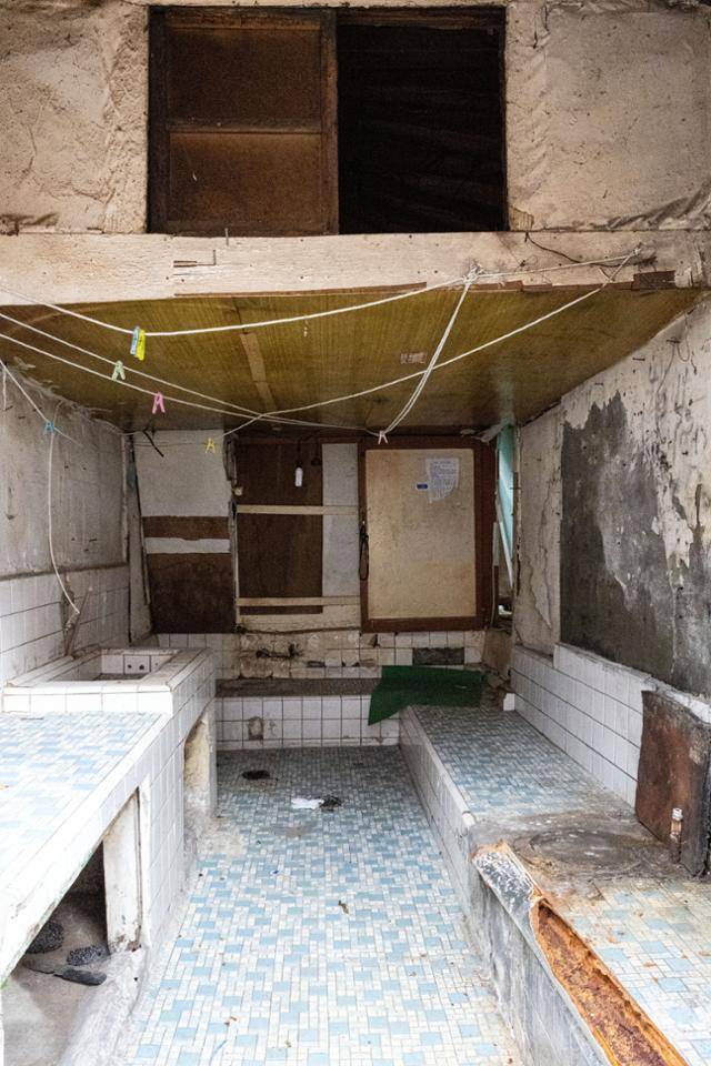 현재까지 안방에서 부엌 상부로 뻗은 다락과 아궁이터의 모습을 간직하고 있는 주택의 모습. 이한호 기자