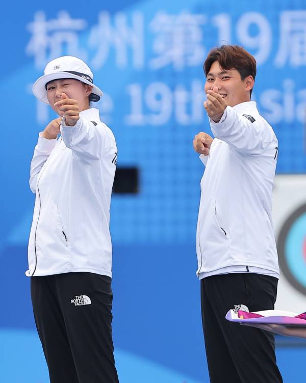 <yonhap photo-3600=""> 하트 발사하는 임시현-이우석 (항저우=연합뉴스) 류영석 기자 = 2022 항저우 아시안게임 양궁 리커브 혼성전에서 금메달을 획득한 임시현과 이우석이 4일 중국 항저우 푸양 인후 스포츠센터에서 열린 메달 수여식에서 세리머니를 하고 있다. 2023.10.4 ondol@yna.co.kr/2023-10-04 18:08:30/ <저작권자 ⓒ 1980-2023 ㈜연합뉴스. 무단 전재 재배포 금지.></yonhap>