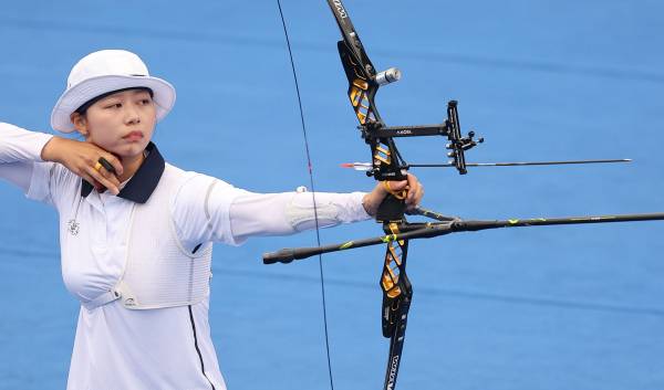 <yonhap photo-2857="">양궁 리커브 대표팀 임시현이 7일 중국 항저우 푸양 인후 스포츠센터에서 열린 2022 항저우 아시안게임 양궁 리커브 여자 개인전 결승에서 활시위를 놓고 있다. 사진=연합뉴스</yonhap>