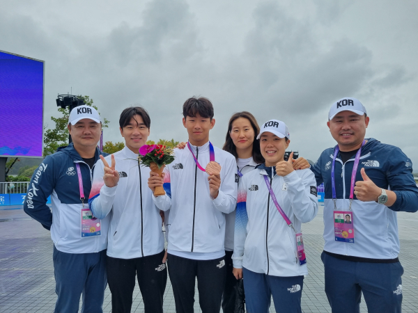 2022 항저우AG 마라톤수영 대표팀과 남자부 동메달리스트 박재훈. 대한수영연맹 제공